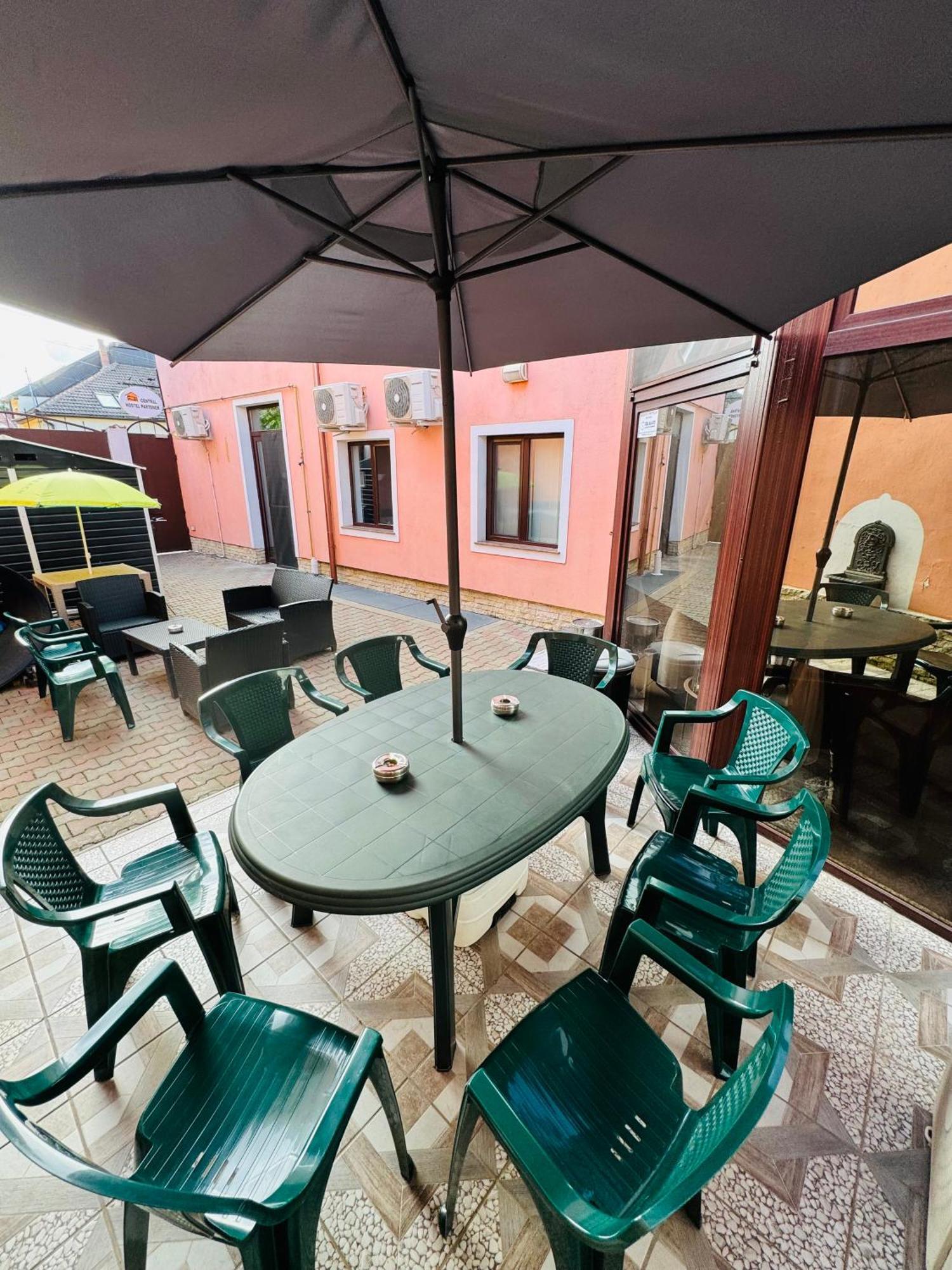 Central Hostel Partener Oradea Extérieur photo