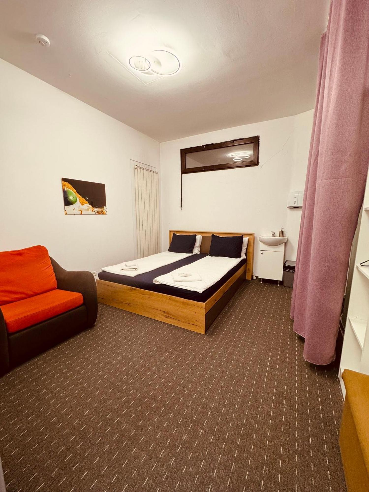 Central Hostel Partener Oradea Extérieur photo
