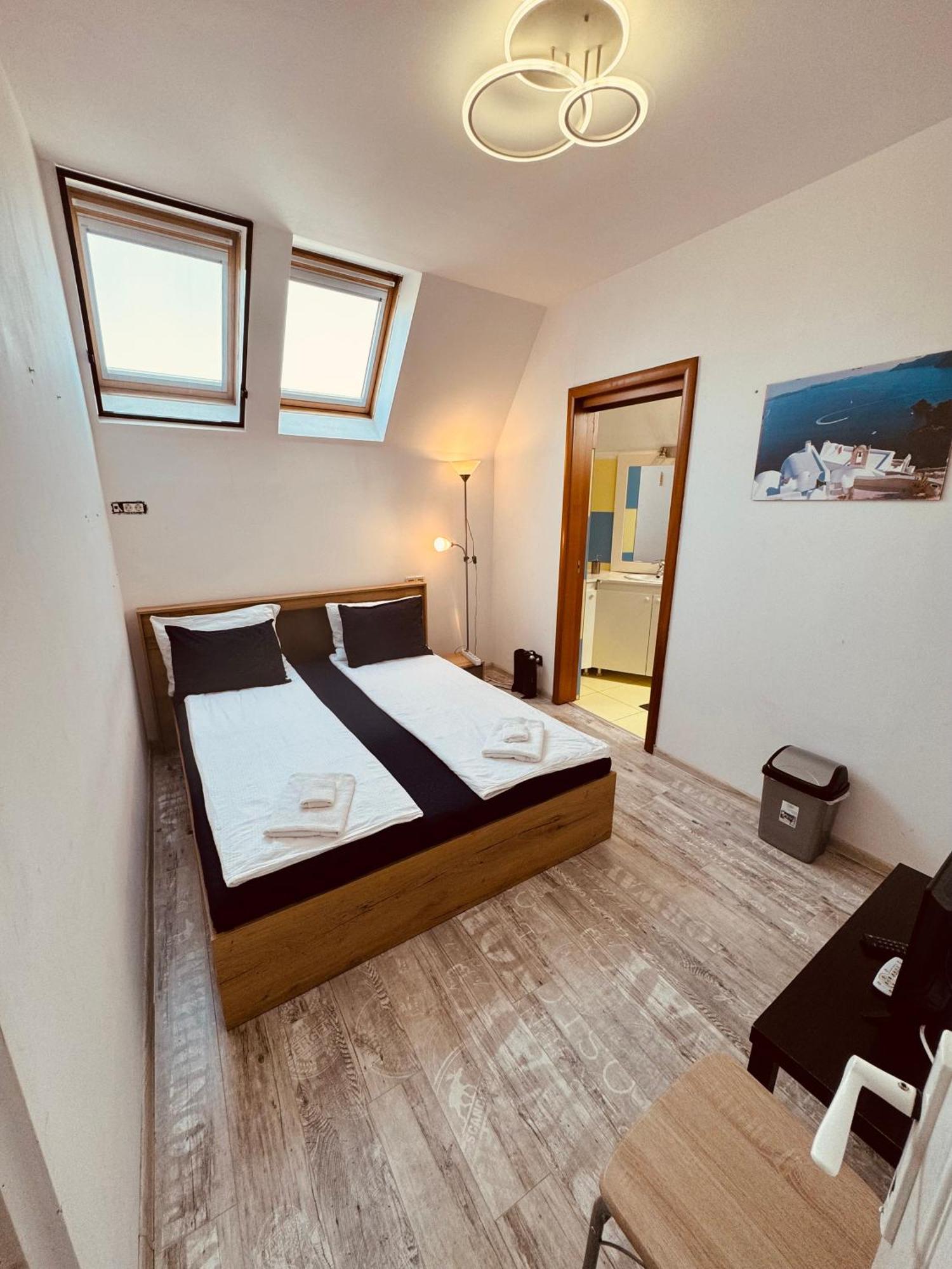 Central Hostel Partener Oradea Extérieur photo