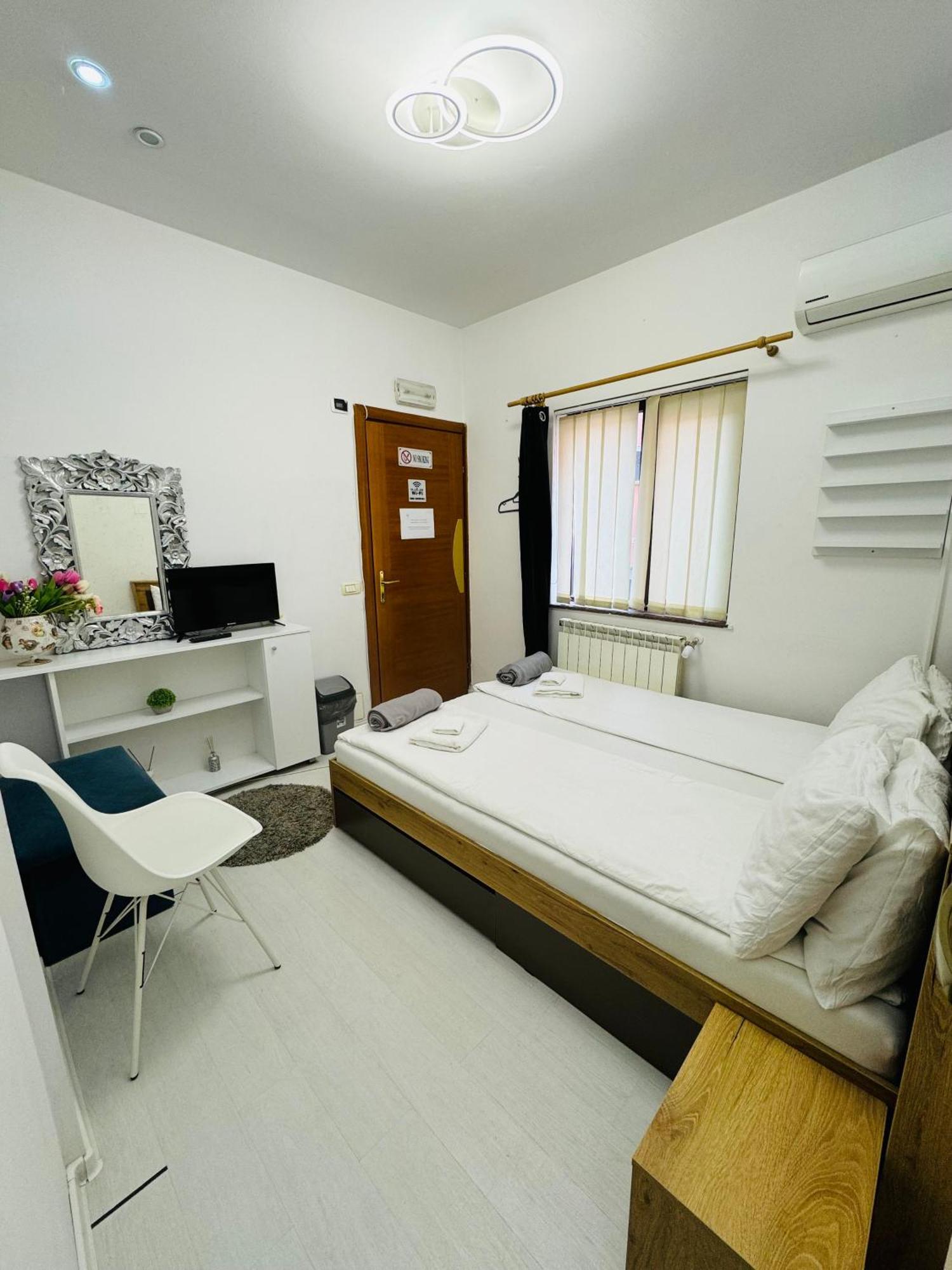 Central Hostel Partener Oradea Extérieur photo